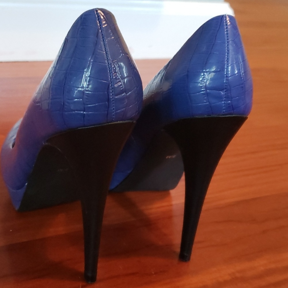 G by Guess royal blue shoe with black heels. - Picture 6 of 6